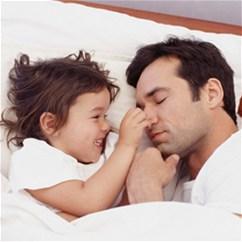 Како да се наспиете кога имате мали деца?