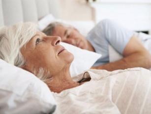 Проблеми со спиењето кај постарите луѓе и како да ги решите